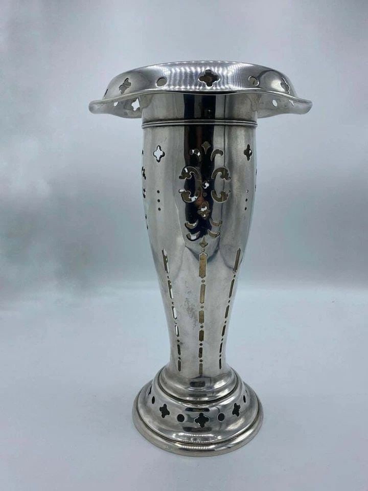 ANTIQUE TIFFANY & CO STERLING SILVER FLOWER VASE: ANTIQUE TIFFANY & CO STERLING SILVER FLOWER VASE ANTIQUE TIFFANY & CO STERLING SILVER FLOWER VASE The vase is designed by Tiffany & Co., it is made out of 925/ 1000 sterling silver. The vase features 