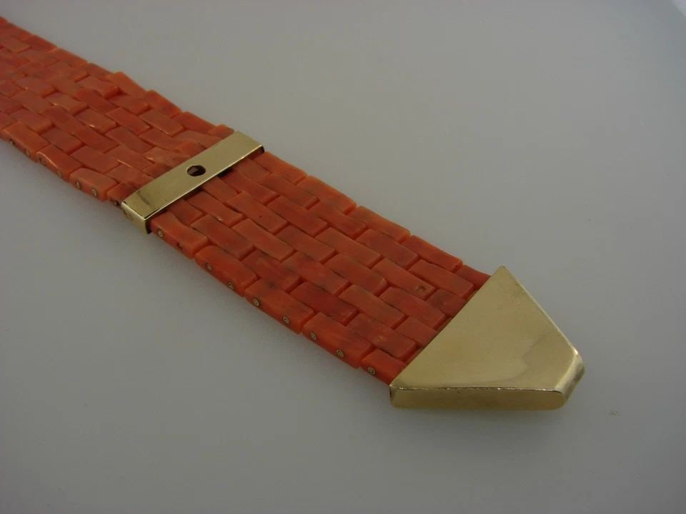 RARE 10K YELLOW GOLD & CORAL BUCKLE BRACELET VINTAGE: RARE 18K YELLOW GOLD & CORAL BUCKLE BRACELET VINTAGE 18k Yellow Gold & Coral Buckle Bracelet Vintage This is a must for a collector. The weight is 61.6 grams. The length is 9 inches laid flat. The hei