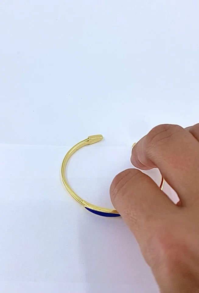 VINTAGE 18K GOLD BLUE ENAMEL BANGLE BRACELET: VINTAGE 18K GOLD BLUE ENAMEL BANGLE BRACELET Product details: MATERIALS: 18k Yellow Gold WEIGHT: 18.9 Grams MEASUREMENTS: 5 1/2" inner circumference x 1/8" HALLMARKS: 18K ITEM DETAILS: Vintage 18k Gol