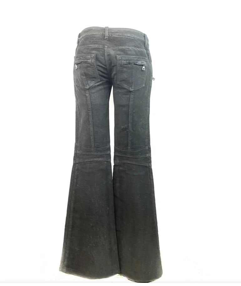 BALMAIN BLACK SUEDE FLARE JEANS PANT SIZE 40: BALMAIN BLACK SUEDE FLARE JEANS PANT SIZE 40 BALMAIN BLACK SUEDE FLARE JEANS PANT SIZE 40 Size 40 100% cotton Featuring two pockets with the silver tone zip closure on the front and back Flare leg sty