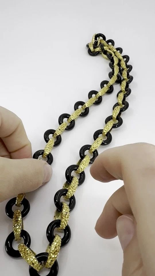 VINTAGE TIFFANY & CO. 18K GOLD ONYX NECKLACE: VINTAGE TIFFANY & CO. 18K GOLD ONYX NECKLACE KL JEOOO This Tiffany & Co. onyx and 18k gold necklace reflects the bold, sculptural aesthetic the house favored in the late 1970s through the mid-1980s. A