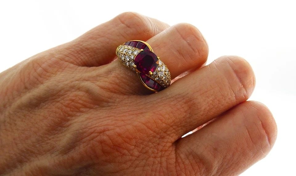 VINTAGE GRAFF RUBY DIAMOND 18K YELLOW GOLD RING 2.06 CTS AGL REPORT SIZE 6.25: VINTAGE GRAFF RUBY DIAMOND 18K YELLOW GOLD RING 2.06 CTS AGL REPORT SIZE 6.25 GRAFF Ruby Diamond 18 karat Yellow Gold Ring Chic and timeless cocktail ring created by GRAFF in the 1980's. Features a 2.