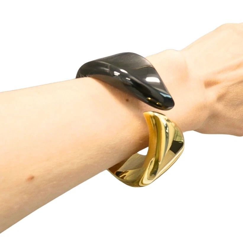 ELSA PERETTI FOR TIFFANY & CO. CUFF BRACELET BLACK JADE 18K GOLD: ELSA PERETTI FOR TIFFANY & CO. CUFF BRACELET BLACK JADE 18K GOLD A vintage cuff bracelet by Elsa Peretti for Tiffany & Co., made of 18k gold and black jade. The shape and balance of this Peretti’s b