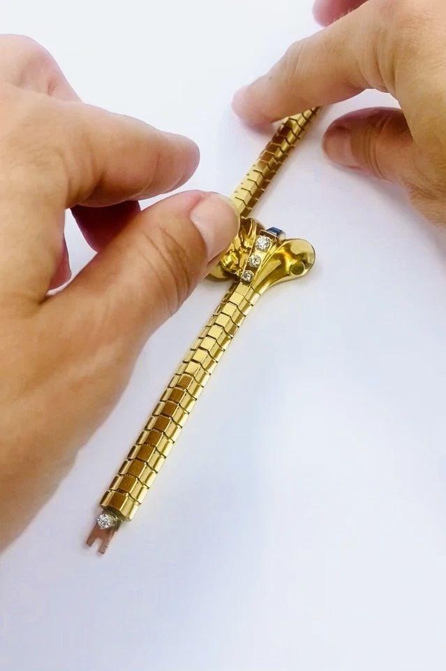 VAN CLEEF & ARPELS DIAMOND SAPPHIRE GOLD SNAKE BRACELET (1 of 2)