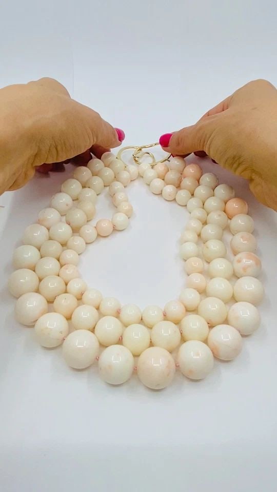 ANGEL SKIN CORAL TRIPLE STRAND NECKLACE 14K GOLD: ANGEL SKIN CORAL TRIPLE STRAND NECKLACE 14K GOLD Product details: DESIGNER: Unknown CIRCA: Late 20th Century MATERIALS: 14k Yellow Gold GEMSTONE: Coral WEIGHT: 391 Grams MEASUREMENTS: Strands - 15", 1