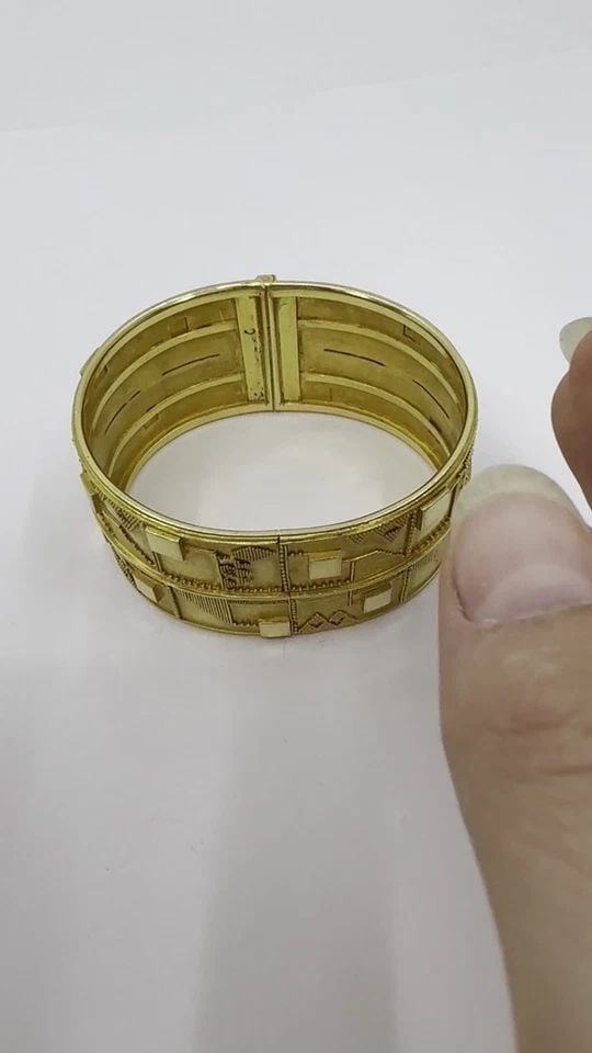 VINTAGE ELISABETH TRESKOW 18K GOLD GEOMETRIC HINGE CUFF BRACELET C 1930S: VINTAGE ELISABETH TRESKOW 18K GOLD GEOMETRIC HINGE CUFF BRACELET C 1930S KL JOOOO This vintage 18k yellow gold cuff bracelet, stamped 750 and ET, is an exceptional example of work attributed to Elisab