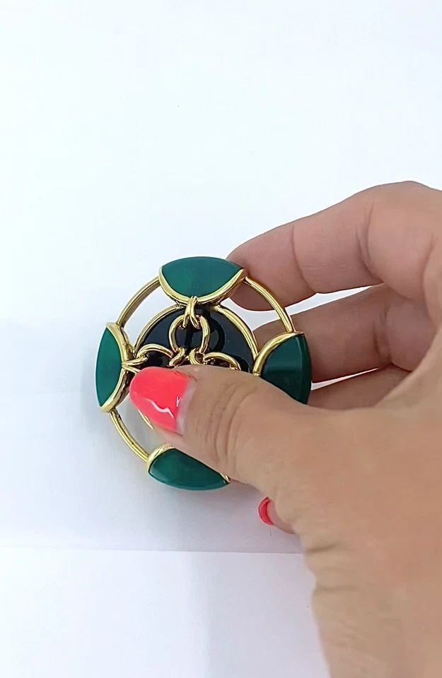 VINTAGE TIFFANY & CO. BROOCH CHRYSOPRASE 18K GOLD ONYX: VINTAGE TIFFANY & CO. BROOCH CHRYSOPRASE 18K GOLD ONYX DESIGNER: Tiffany & Co. CIRCA: 1980’s MATERIALS: 18k Gold GEMSTONE: Onyx, Chrysoprase WEIGHT: 42.1 Grams MEASUREMENTS: Diameter - 2" HALLMARKS: