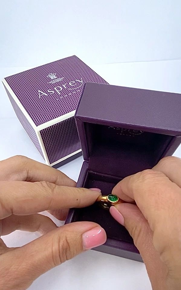 ASPREY LONDON 18K GOLD OVAL CABOCHON EMERALD RING (1 of 2)