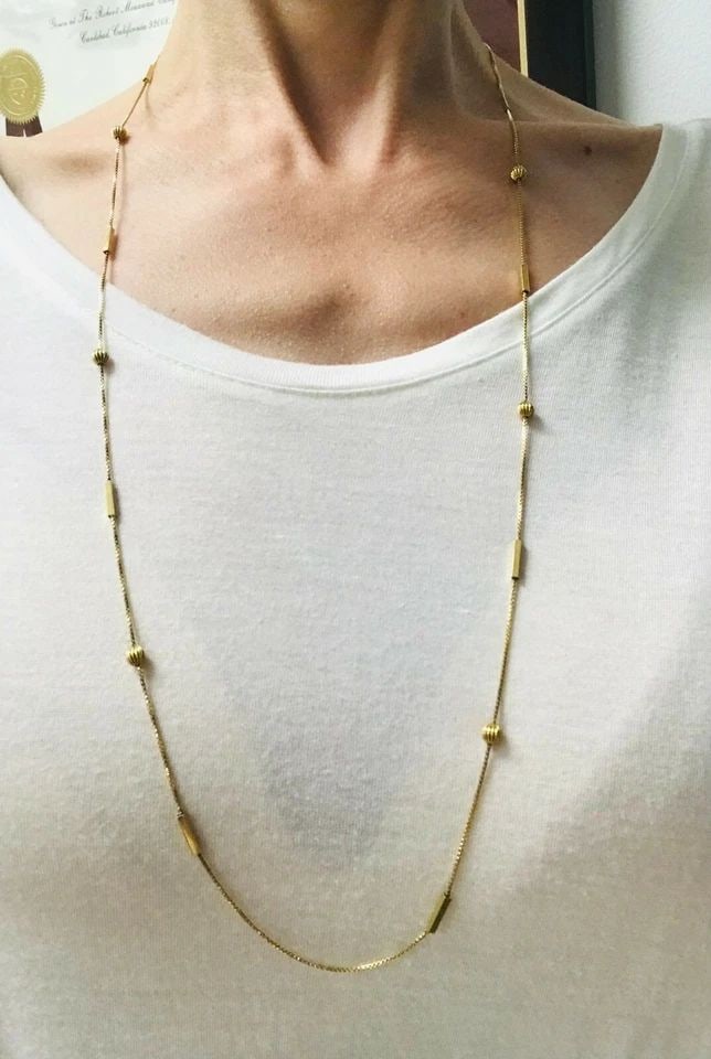 VINTAGE 18K YELLOW GOLD BALL BOX CHAIN NECKLACE: VINTAGE 18K YELLOW GOLD BALL BOX CHAIN NECKLACE Vintage 18k Yellow Gold Ball Box Chain Necklace Stamped with a hallmark for 18k gold and a maker's mark. Measurements: 32" L x 1/16" W. The weight is 9.