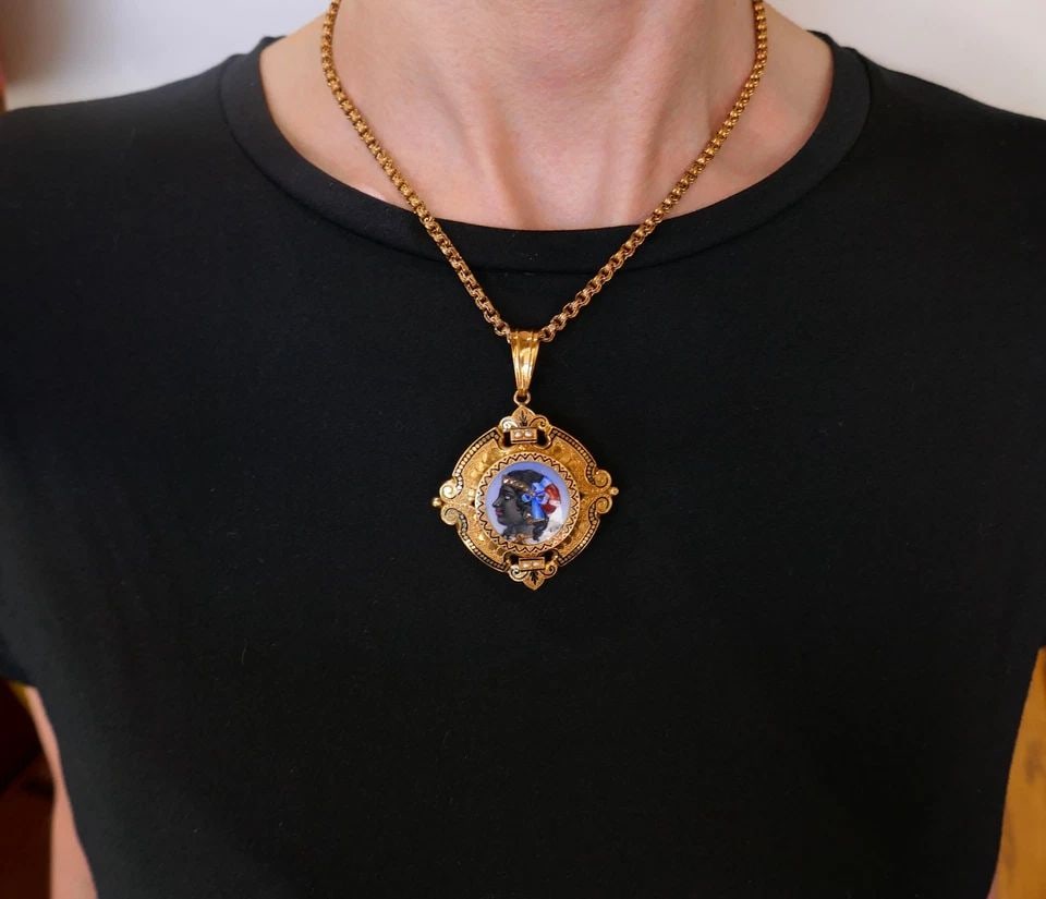 VICTORIAN YELLOW GOLD PIN BROOCH NECKLACE PENDANT ENAMEL PAINTING: VICTORIAN YELLOW GOLD PIN BROOCH NECKLACE PENDANT ENAMEL PAINTING Victorian Enamel Painting on 18 karat Yellow Gold Pin Brooch Pendant Necklace Amazing Victorian pin/necklace created in the 1900's. Fe