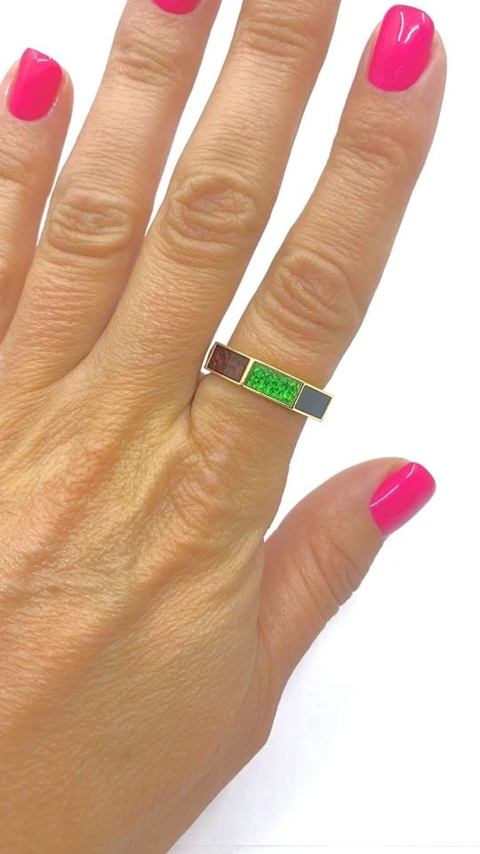 GUCCI RING VINTAGE LINK TO LOVE 18K GOLD ENAMEL: GUCCI RING VINTAGE LINK TO LOVE 18K GOLD ENAMEL Product details: DESIGNER: Gucci CIRCA: Late 20th Century MATERIALS: 18k Yellow Gold, Enamel WEIGHT: 10.8 Grams MEASUREMENTS: 3/16" RING SIZE: 8 HALLMAR