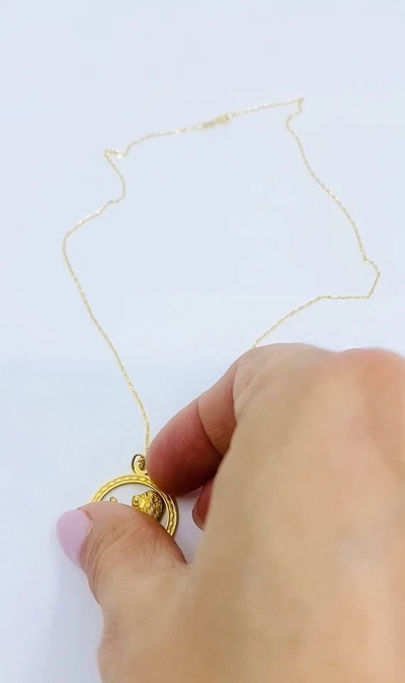 VINTAGE LEO ZODIAC 18K GOLD PENDANT 14K GOLD CHAIN NECKLACE: VINTAGE LEO ZODIAC 18K GOLD PENDANT 14K GOLD CHAIN NECKLACE Product details: DESIGNER: Unknown CIRCA: Late 20th Century MATERIALS: 14K Yellow Gold Chain, 18K Yellow Gold Pendant WEIGHT: 4.2 Grams MEAS