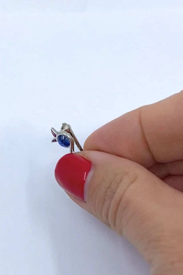 VINTAGE MODERNIST 14K WHITE GOLD MULTIGEMSTONE BIRD BROOCH: Vintage Modernist 14k White Gold Multigemstone Bird Brooch ES RTO Product details: MATERIALS: 14k Gold WEIGHT: 3.8 Grams MEASUREMENTS: 7/8” x 1” ITEM DETAILS: Vintage Modernist 14k White G