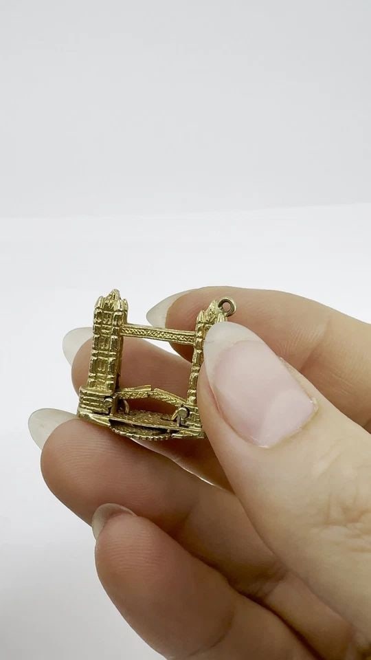 VINTAGE LONDON BRIDGE MECHANICAL 9K YELLOW GOLD CHARM PENDANT (1 of 2)