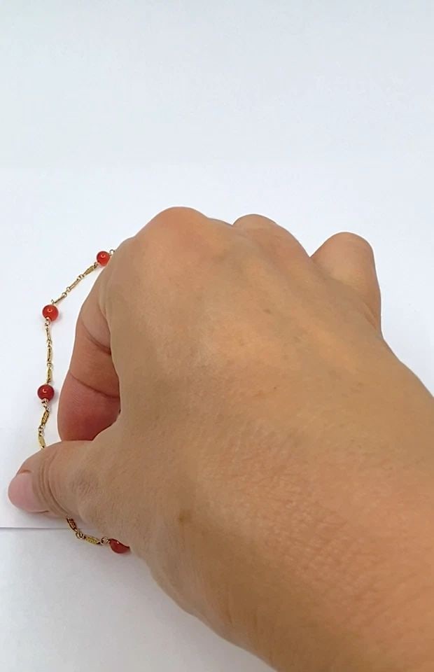 VINTAGE 14K GOLD CARNELIAN BEAD NECKLACE: VINTAGE 14K GOLD CARNELIAN BEAD NECKLACE ES ETO Product details: MATERIALS: 14k Gold GEMSTONE: Carnelian WEIGHT: 10 Grams MEASUREMENTS: Length - 29" ITEM DETAILS: Vintage 14k Gold Carnelian Bead Neckl