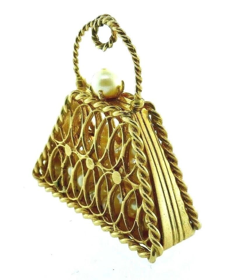 RETRO 14K YELLOW GOLD & PEARL MECHANICAL PURSE PENDANT CIRCA 1950S: RETRO 14K YELLOW GOLD & PEARL MECHANICAL PURSE PENDANT CIRCA 1950S Retro 14k Yellow Gold & Pearl Mechanical Purse Pendant Circa 1950s This is a must for a collector. The weight is 14.8 grams. The leng
