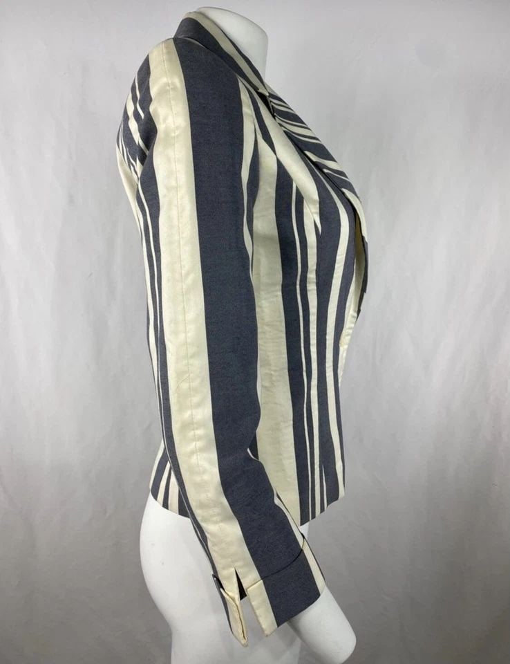 CAROLINA HERRERA WHITE AND BLUE BLAZER JACKET, SIZE 6 (1 of 2)