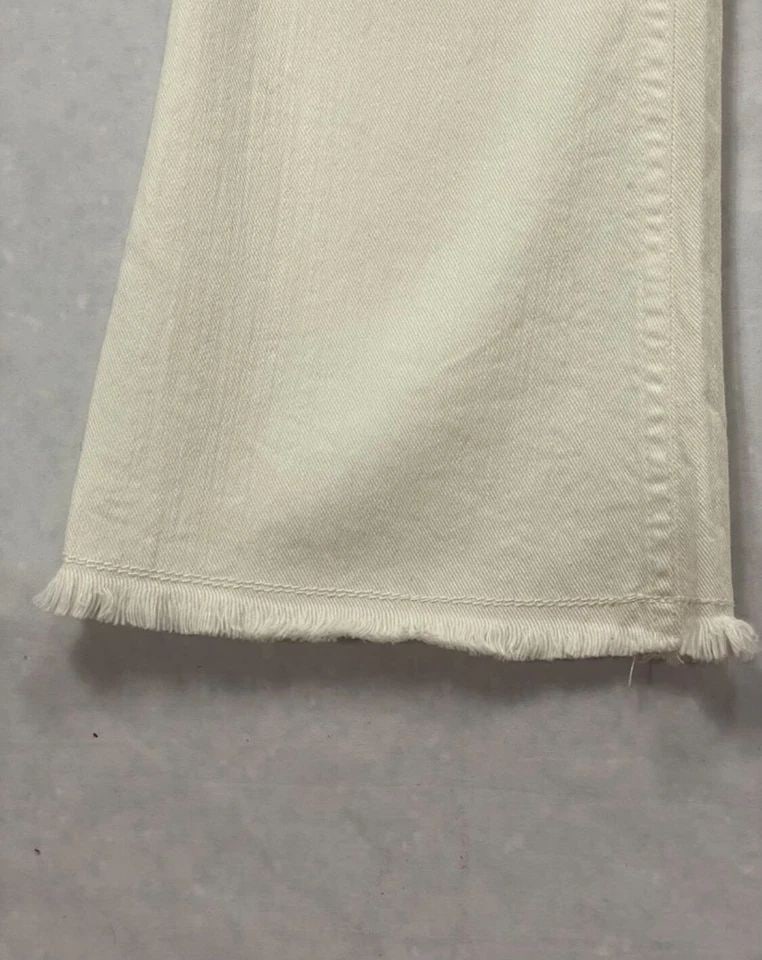 ETRO WHITE DENIM JEANS, SIZE 29: ETRO WHITE DENIM JEANS, SIZE 29 ETRO WHITE DENIM JEANS, SIZE 29 The jeans are designed by Etro, featuring flare fit, and fringes finish at the front pockets and bottom of the jeans. Made in Italy. Len
