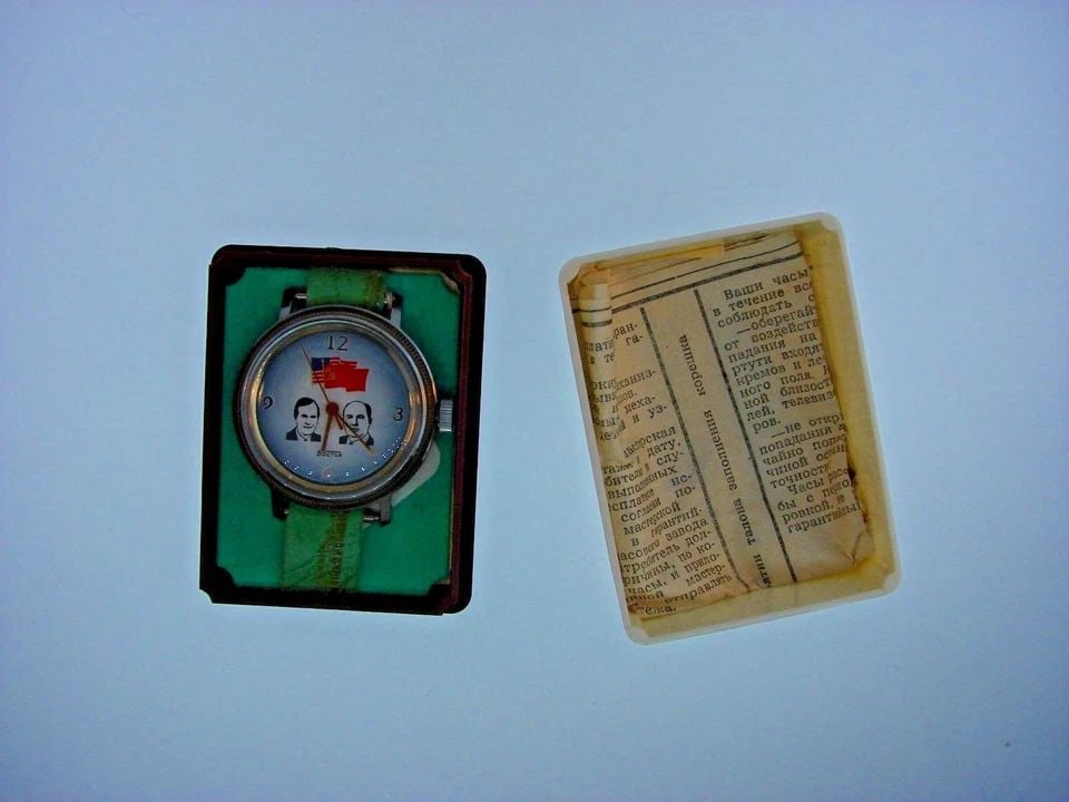 OLD SCHOOL RUSSIAN BOCTOK SOVIET UNION WATCH W/BOX & STRAP (1 of 2)