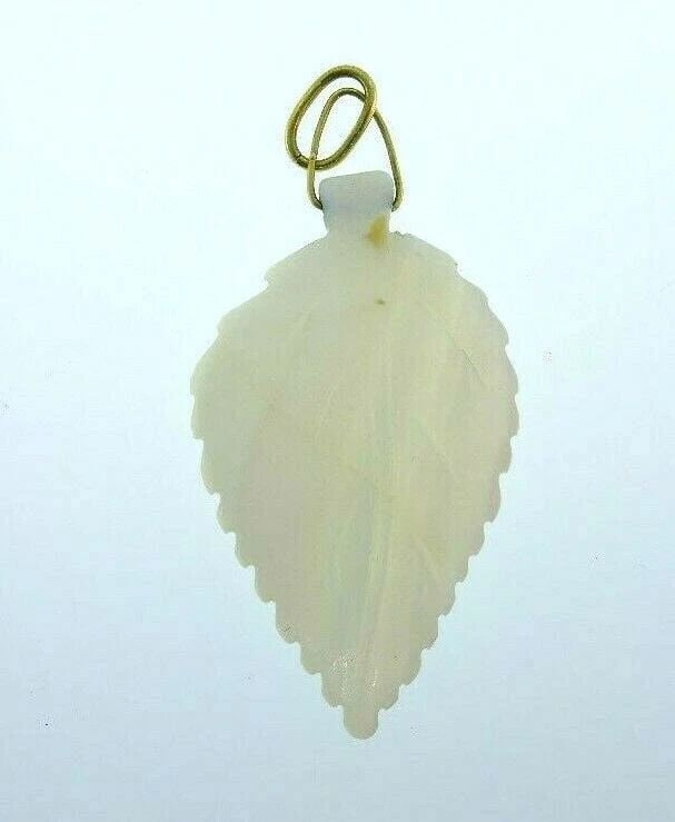 TRENDY 14K YELLOW GOLD & MOTHER OF PEARL LEAF CHARM / PENDANT MODERN: TRENDY 14K YELLOW GOLD & MOTHER OF PEARL LEAF CHARM / PENDANT MODERN Mother of Pearl & 14k Yellow Gold Leaf Charm / Pedant Trendy and Modern This is a must for a collector. The weight is 2.1 grams. Th