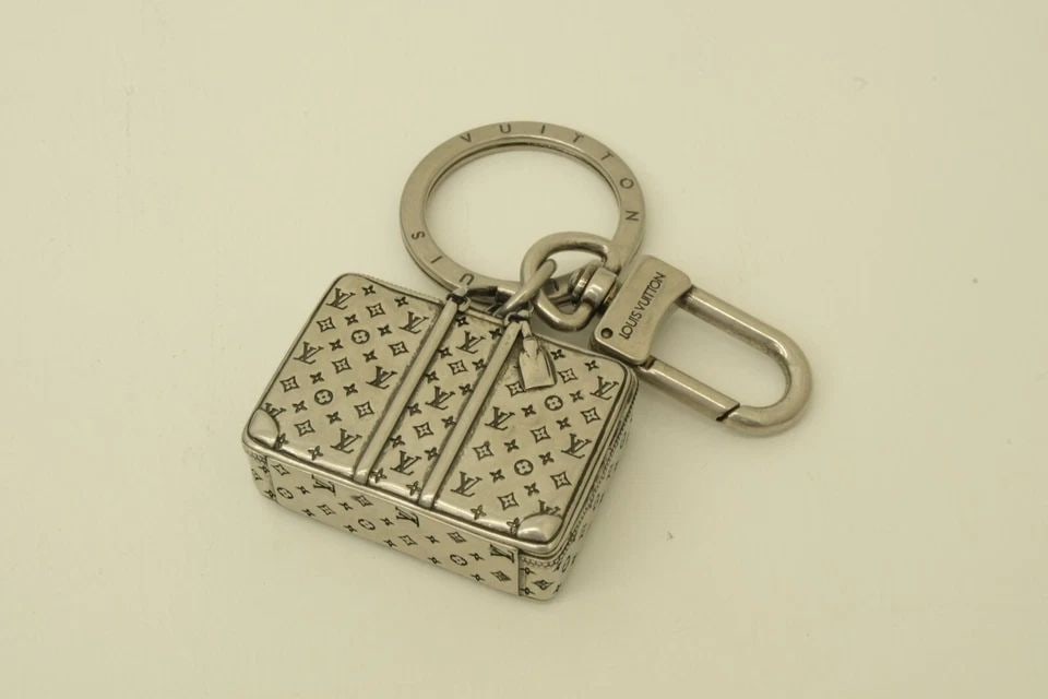 AUTHENTIC LOUIS VUITTON SILVER PLATED LUGGAGE KEYCHAIN LOGO JEWELRY ACCESSORY (1 of 2)