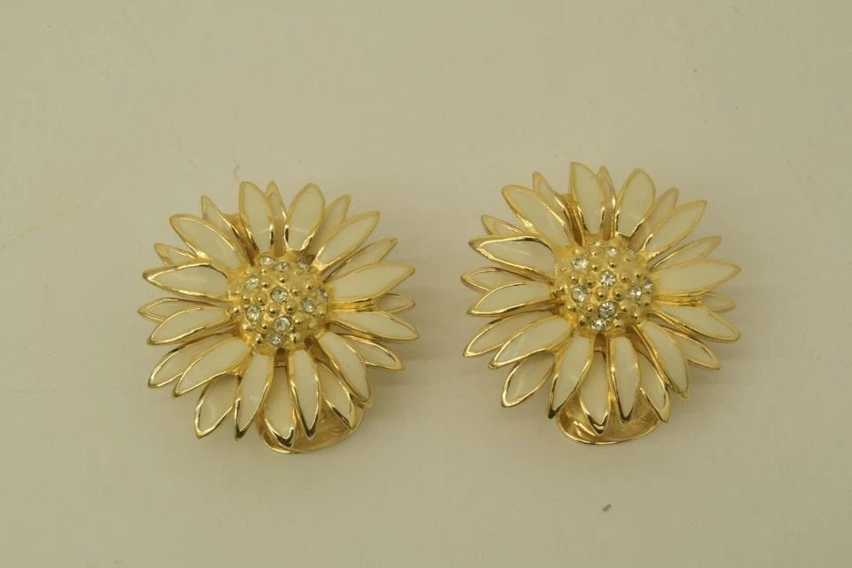 AUTHENTIC CHRISTIAN DIOR CLIP ON EARRINGS WHITE FLOWER GP RHINESTONE JEWELRY (1 of 2)