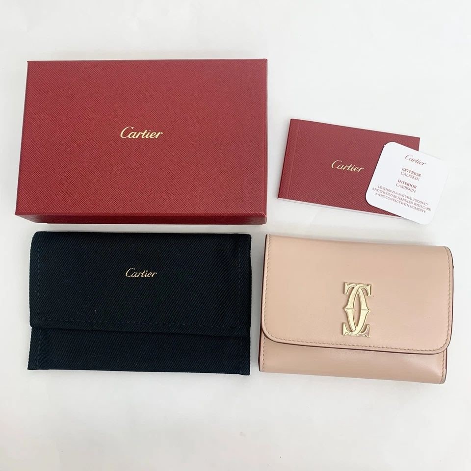 AUTHENTIC CARTIER WALLET MINI PURSE PINK LEATHER DECOR LOGO GP ZIP COIN CASE: AUTHENTIC CARTIER WALLET MINI PURSE PINK LEATHER DECOR LOGO GP ZIP COIN CASE Cartier Decor Clip Closure, Zip Pocket Width: 11 cm Height: 8.2 cm Depth: 2 cm Pink, White, Gold Gold Plated, Leather Manuf