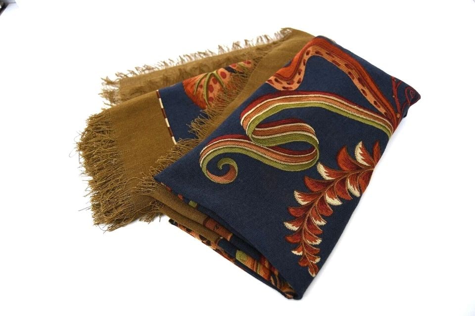 AUTHENTIC FERRAGAMO 100% WOOL SCARF FRINGED 140CM JUNGLE ANIMALS SHAWL WRAP (1 of 2)