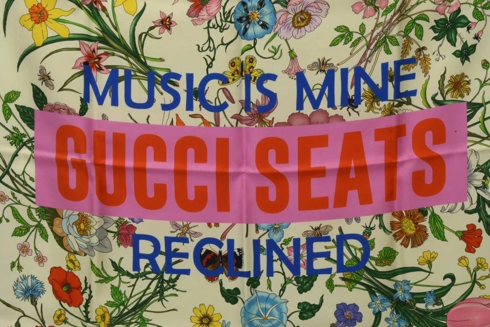AUTHENTIC GUCCI SEATS SCARF BLUE WHITE SILK 90CM FLORAL MUSIC IS MINE RECLINED (1 of 2)