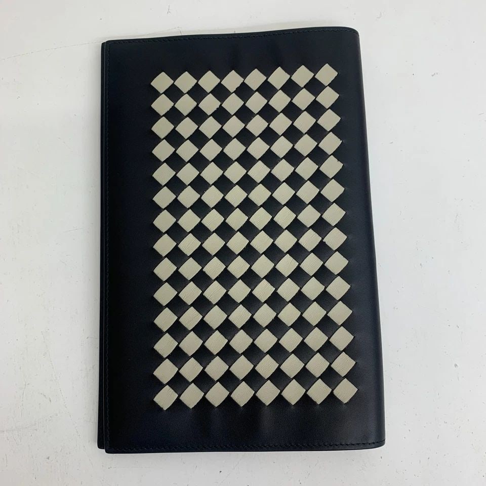 AUTHENTIC BOTTEGA VENETA LEATHER AGENDA BOOK CHECK BLACK HOME OFFICE ACCESSORY: AUTHENTIC BOTTEGA VENETA LEATHER AGENDA BOOK CHECK BLACK HOME OFFICE ACCESSORY Bottega Veneta Checkered Agenda Book, Planner Width: 14.5 cm Height: 22 cm Leather White Manufactured: France Mens, Women