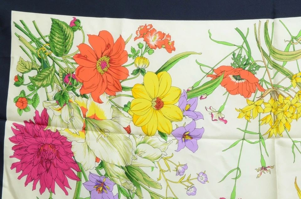 AUTHENTIC GUCCI 100% SILK SCARF NAVY BLUE WHITE 90CM CLASSIC FLORAL FLOWERS: AUTHENTIC GUCCI 100% SILK SCARF NAVY BLUE WHITE 90CM CLASSIC FLORAL FLOWERS Authentic Gucci 100% Silk Scarf Navy Blue White 90cm Classic Floral Flowers AUTHENTIC GUCCI 100% SILK SCARF NAVY BLUE WHITE 