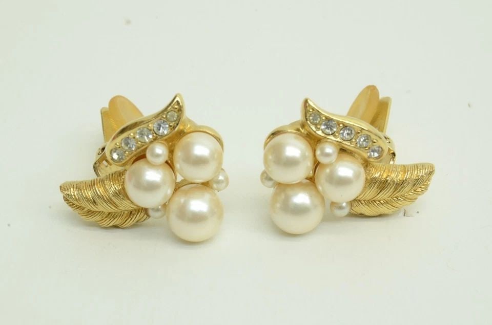 AUTHENTIC CHRISTIAN DIOR VINTAGE EARRINGS FAUX PEARL RHINESTONE LEAF GP JEWELRY: AUTHENTIC CHRISTIAN DIOR VINTAGE EARRINGS FAUX PEARL RHINESTONE LEAF GP JEWELRY Authentic Christian Dior Vintage Earrings Faux Pearl Rhinestone Leaf GP Jewelry AUTHENTIC CHRISTIAN DIOR VINTAGE EARRING