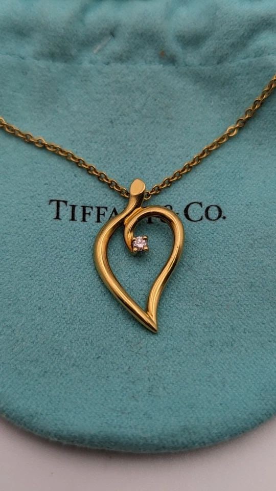 1987 TIFFANY & CO. 18K YELLOW GOLD DIAMOND HEART PENDANT NECKLACE 16": 1987 TIFFANY & CO. 18K YELLOW GOLD DIAMOND HEART PENDANT NECKLACE 16" 1987 Tiffany & Co. 18K Yellow Gold Diamond Heart Pendant Necklace The Chain is 18K Yellow Gold & is an aftermarket Length - 16" Lo