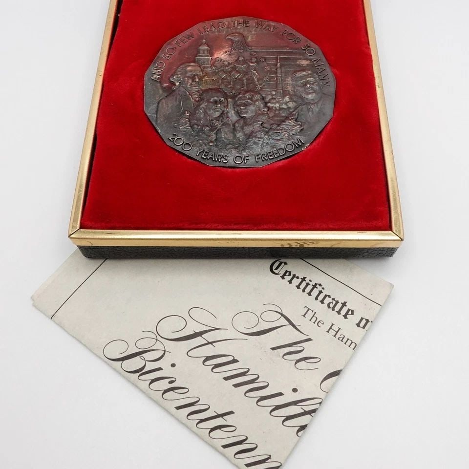 HAMILTON MINT 200 YEARS OF FREEDOM 2.5 OZ. SILVER BICENTENNIAL MEDAL - COA BOX: HAMILTON MINT 200 YEARS OF FREEDOM 2.5 OZ. SILVER BICENTENNIAL MEDAL - COA BOX The Hamilton Mint 2.5 Troy Oz. .999 Silver with 24K E.G.P 200 Years Of Freedom First 13 States Commemorative Bicentennial