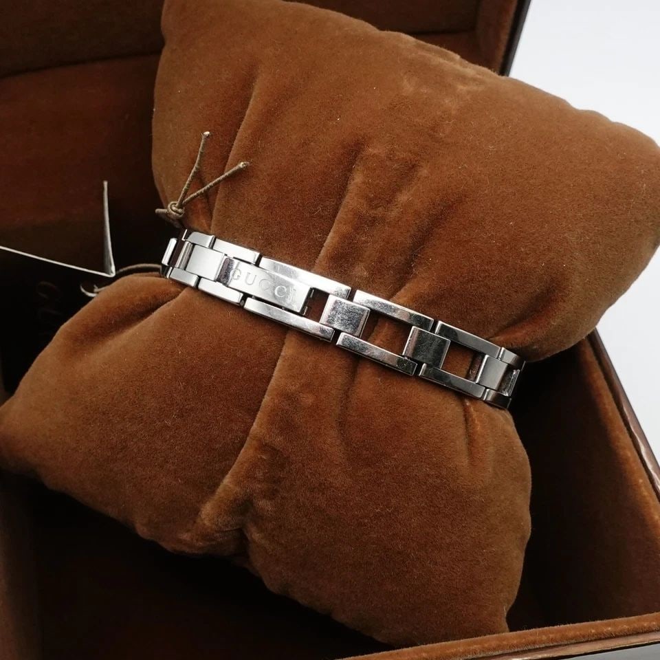 GUCCI 110 SERIES YA110516 STAINLESS STEEL MOTHER OF PEARL DIAMOND QUARTZ WATCH: GUCCI 110 SERIES YA110516 STAINLESS STEEL MOTHER OF PEARL DIAMOND QUARTZ WATCH Gucci Ref # YA110516 1100 Series Stainless Steel Mother of Pearl & Diamond Accent Quartz Watch Case Size - 14mm x 36mm Cu
