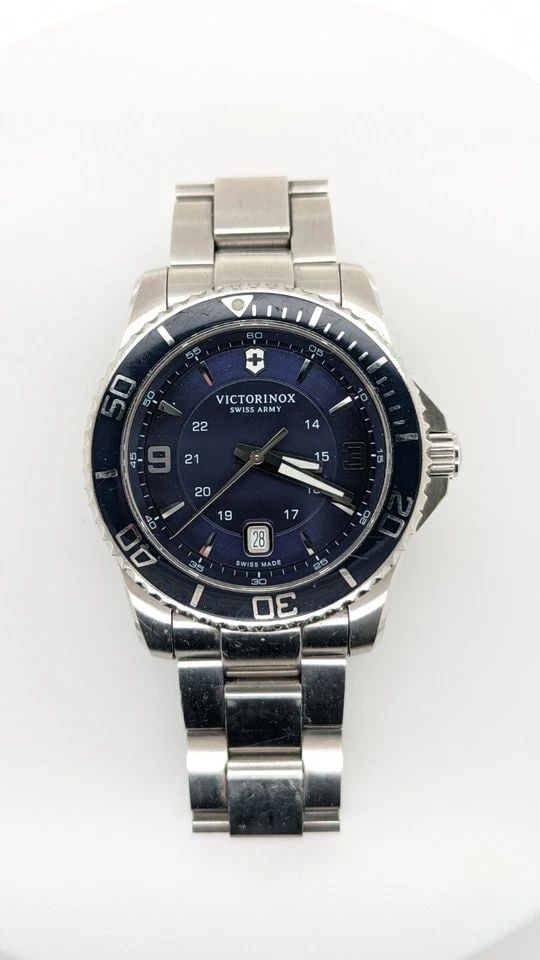 VICTORINOX SWISS ARMY STAINLESS STEEL QUARTZ WATCH - 43MM (1 of 2)