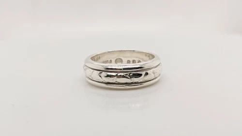 GEORG JENSEN STERLING SILVER 7MMM BAND RING #28C - SIZE 9 BOX: GEORG JENSEN STERLING SILVER 7MMM BAND RING #28C - SIZE 9 BOX Georg Jensen Sterling Silver Band Ring #28C Ring Size - 9 Width -7mm Total Weight - 9.0 Grams Professionally Polished & Looks Brand New Or