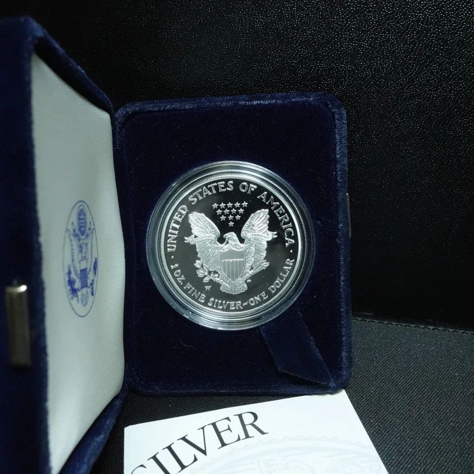 2002 W U.S MINT AMERICAN EAGLE SILVER PROOF DOLLAR COIN - COA & BOX: 2002 W U.S MINT AMERICAN EAGLE SILVER PROOF DOLLAR COIN - COA & BOX 2002 W U.S Mint American Eagle Silver Proof Dollar Coin Composition - 99.9% Silver Total Weight - 1 Troy Oz. (31.103g) Diameter - 1.