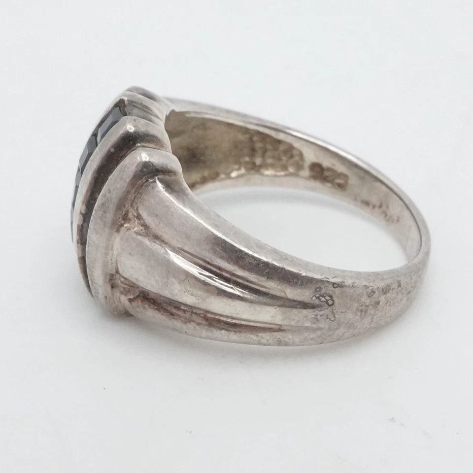 JBNI SIGNED STERLING SILVER BLUE SAPPHIRE RIBBED RING SIZE 8: JBNI SIGNED STERLING SILVER BLUE SAPPHIRE RIBBED RING SIZE 8 JBNI Signed Sterling Silver Blue Sapphire Ribbed Ring Size - 8 Band Width - mm Height - 13mm Total Weight - 5.8 Grams