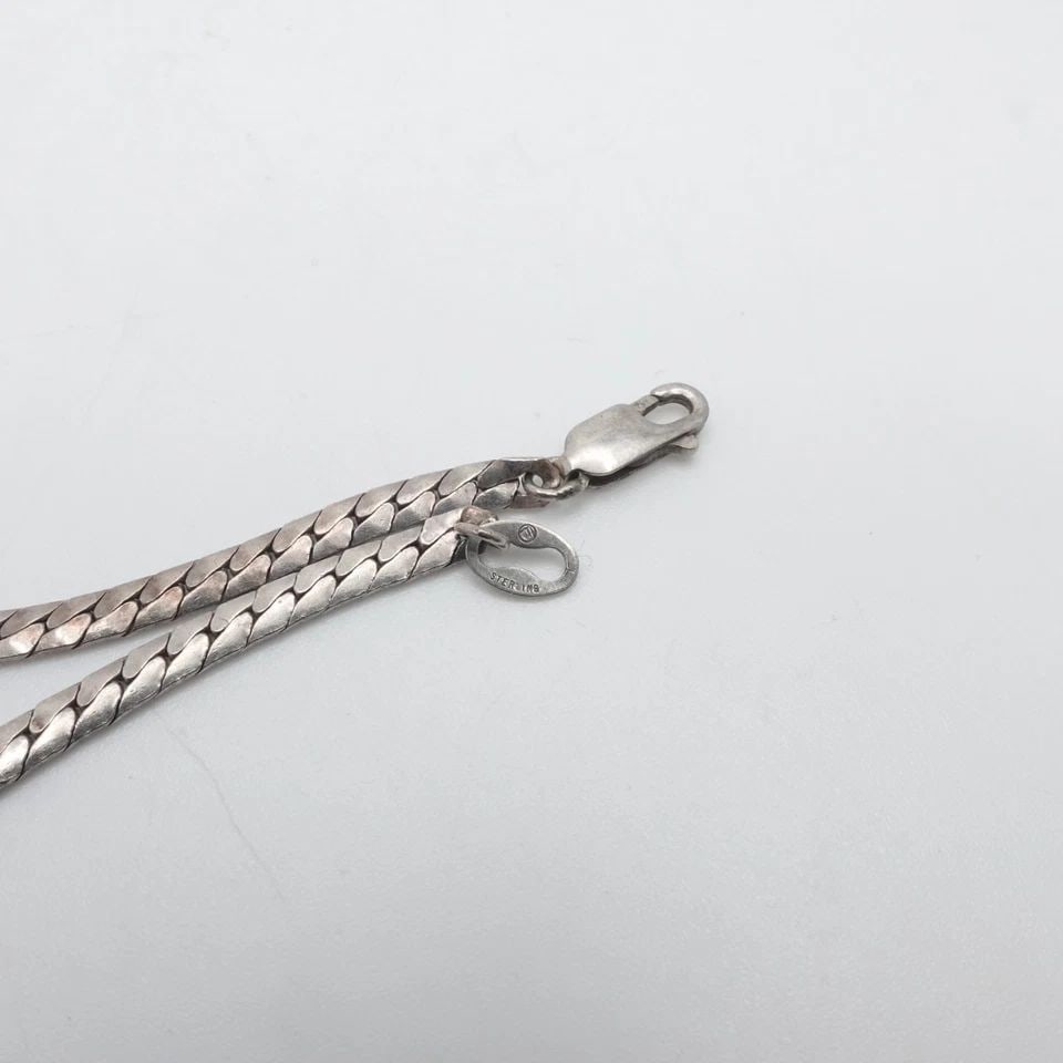 STERLING SILVER 3MM FLAT CHAIN NECKLACE 18" LONG: STERLING SILVER 3MM FLAT CHAIN NECKLACE 18" LONG Sterling Silver Flat Chain Necklace Length - 18" Long Chain Width - 3mm Depth - 1mm Thick Total Weight - 13.1 Grams