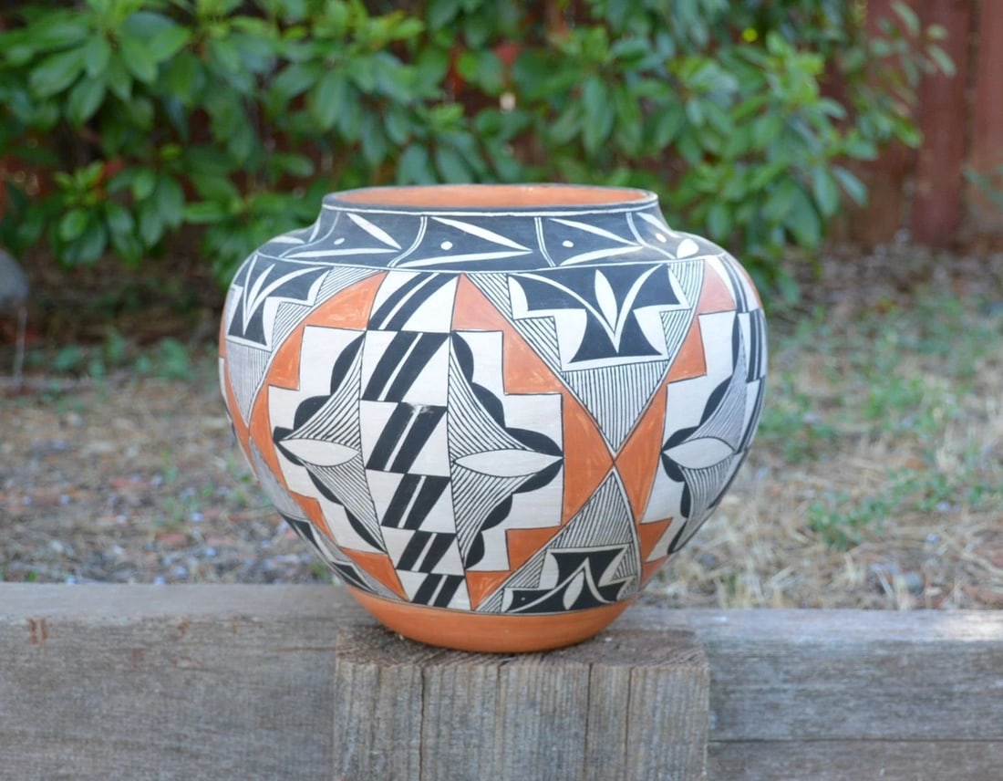 LARGE VINTAGE TRADITIONAL ACOMA POT - STEVENS FAMILY - 9" X 10.5" (1 of 2)