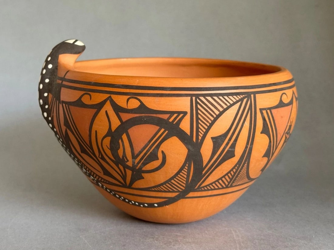 VINTAGE ZUNI PRISCILLA PEYNETSA POT 7" ACROSS WITH LIZARD .. (1 of 2)