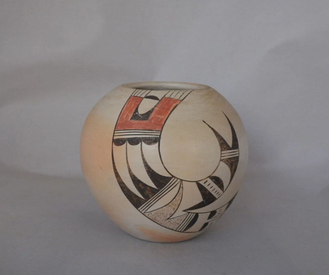 VINTAGE HOPI PUEBLO POT - POLYCHROME EAGLE WING DESIGN - 6 3/4 TALL: VINTAGE HOPI PUEBLO POT - POLYCHROME EAGLE WING DESIGN - 6 3/4 TALL This vintage Hopi pot has been beautifully shaped and painted with a dramatic eagle wing design. It measures 6 3/4" tall by 7" acros