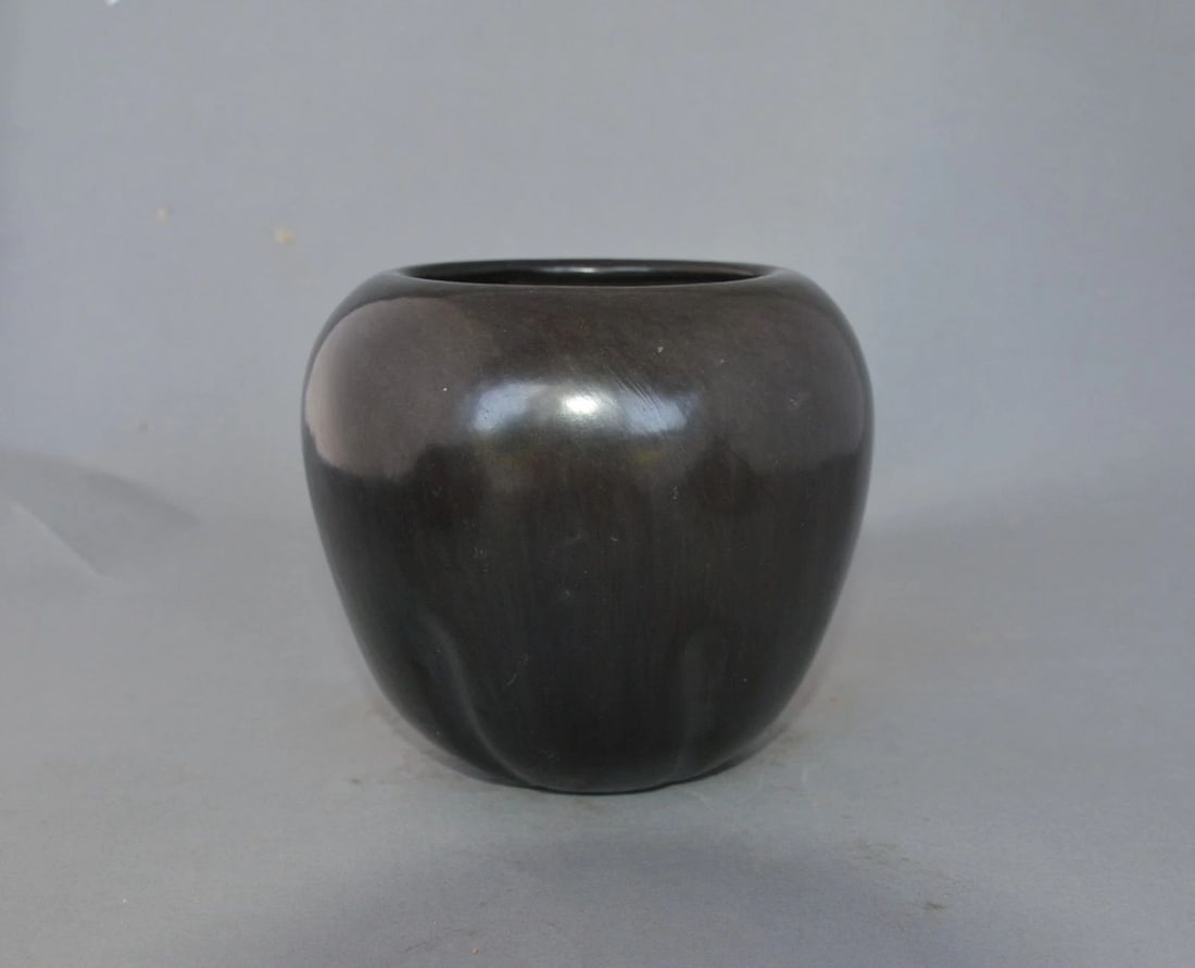 RARE ISABEL NARANJO (1922-) SANTA CLARA BLACKWARE POT - 4 3/4" TALL (1 of 1)