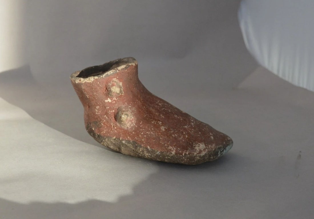 RARE LARGE OLD ZUNI SINGLE MOCCASIN POTTERY SHOE - 6" LONG - CIRCA. PRE 1900 (1 of 2)