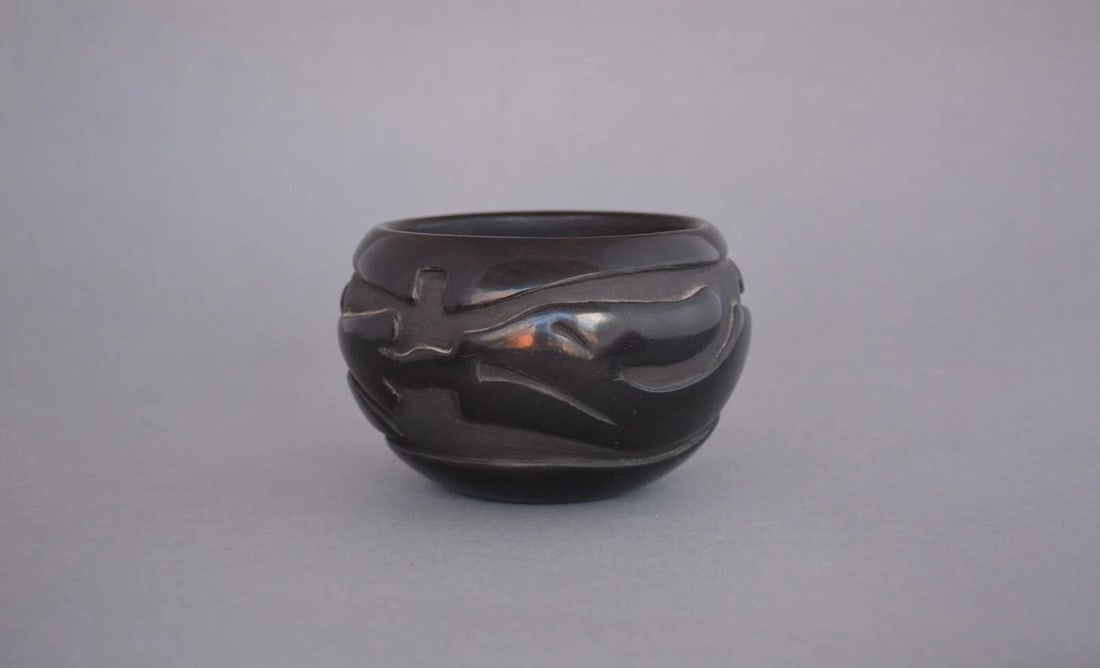 CHRISTINA NARANJO - SANTA CLARA DEEPLY CARVED BLACK POT - AVANYU DESIGN: CHRISTINA NARANJO - SANTA CLARA DEEPLY CARVED BLACK POT - AVANYU DESIGN This deeply carved black pot has been beautifully crafted by well known Santa Clara potter Christina Naranjo. It measures 3" tal