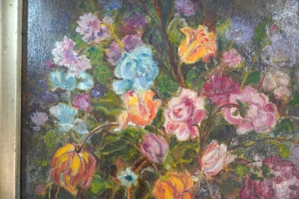 VINTAGE UNIQUELY FRAMED OIL PAINTING - BOUQUET OF ROSES - MARION PRICE - 1964: VINTAGE UNIQUELY FRAMED OIL PAINTING - BOUQUET OF ROSES - MARION PRICE - 1964 Item Description: This vintage oil painting shows a colorful bouquet of flowers. It has a very unique frame which has a ca