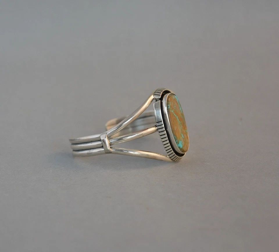 NAVAJO STERLING SILVER BRACELET CUFF - BOULDER TURQUOISE - RICHARD KEE - 6 5/8": NAVAJO STERLING SILVER BRACELET CUFF - BOULDER TURQUOISE - RICHARD KEE - 6 5/8" This Navajo sterling silver bracelet has been beautifully crafted by Navajo silversmith Richard Kee. It has a beautiful 