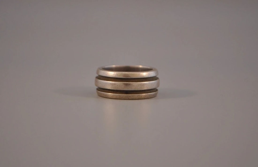 VINTAGE TIFFANY AND CO. 1995 STERLING SILVER RING SIZE 7: VINTAGE TIFFANY AND CO. 1995 STERLING SILVER RING SIZE 7 This vintage Tiffany sterling silver ring is a size 7. The band is 3/8" wide. It is in good vintage condition with silver patina from age. It w