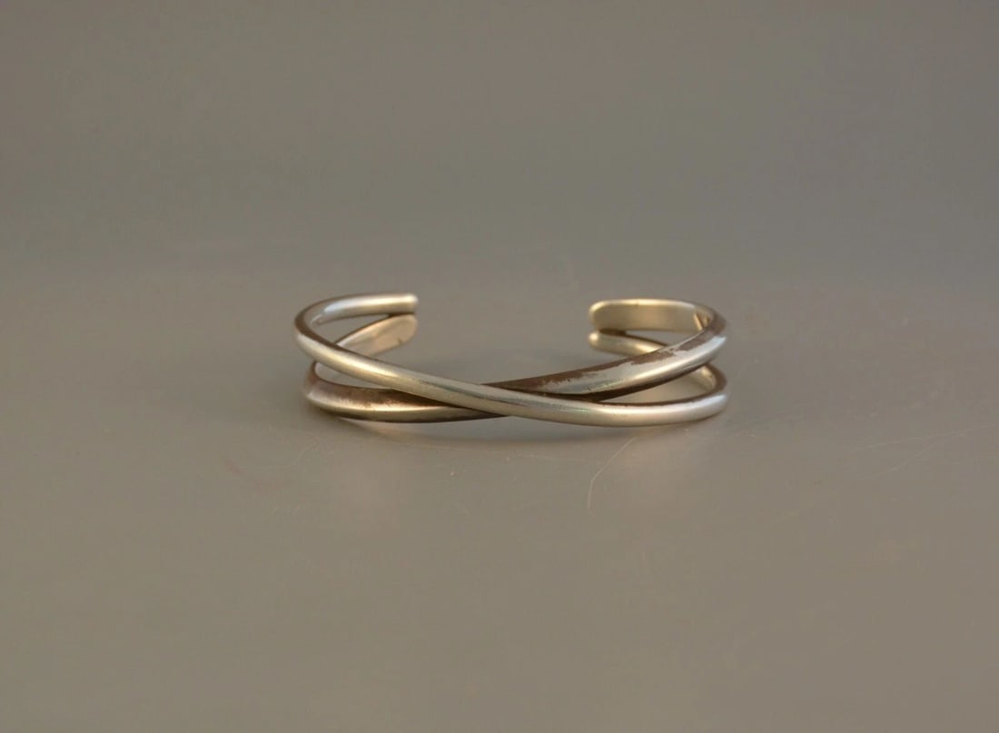 VINTAGE SOUTHWEST SILVER BRACELET CROSSED BANDS - EXCELLENT WORKMANSHIP! 7 1/4": VINTAGE SOUTHWEST SILVER BRACELET CROSSED BANDS - EXCELLENT WORKMANSHIP! 7 1/4" Item Description: This vintage sterling silver bracelet has been beautifully and finely crafted. The simple minimalist d